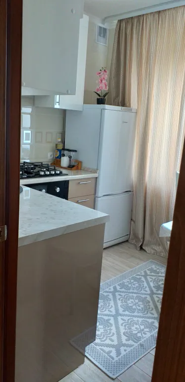 Уютная двухкомнатная квартира в спокойном районе, с кроватью и диваном