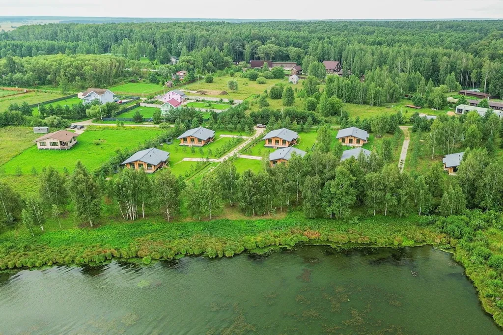 Дом на берегу большого озера