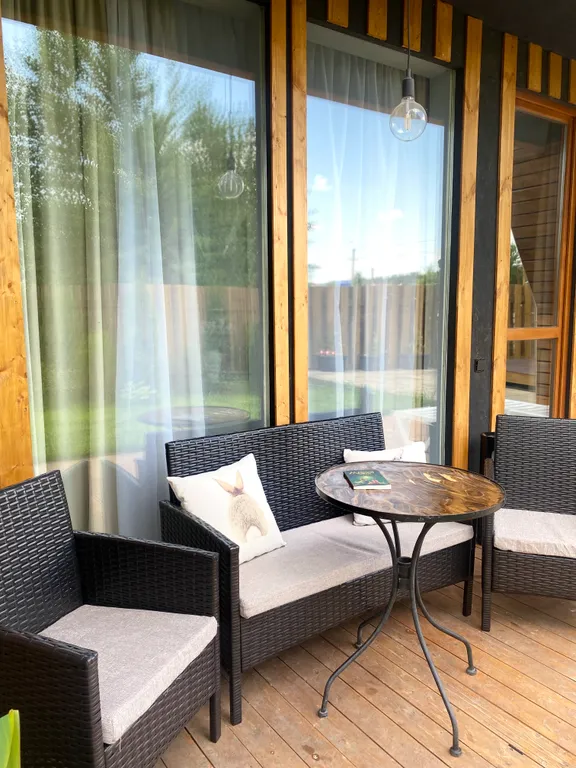 Дом на озере с бассейном