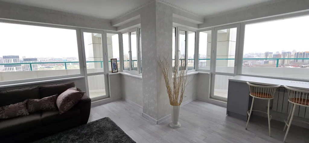 Шикарные апартаменты с видом на город и ванной на балконе