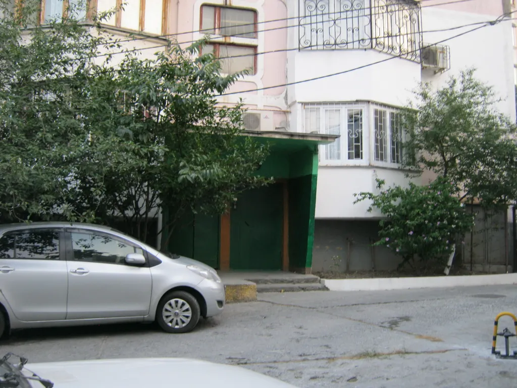 Две изолированные спальни с видом на горы в центре Ялты.