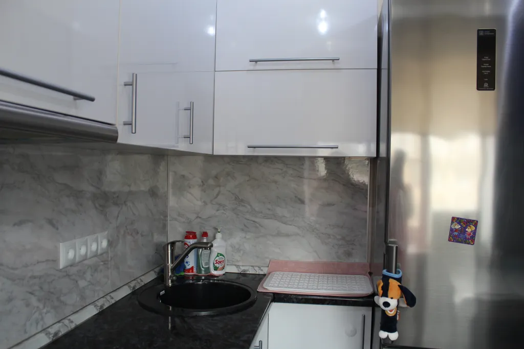 Уютная однокомнатная квартира в спокойном районе, с кроватью и диваном