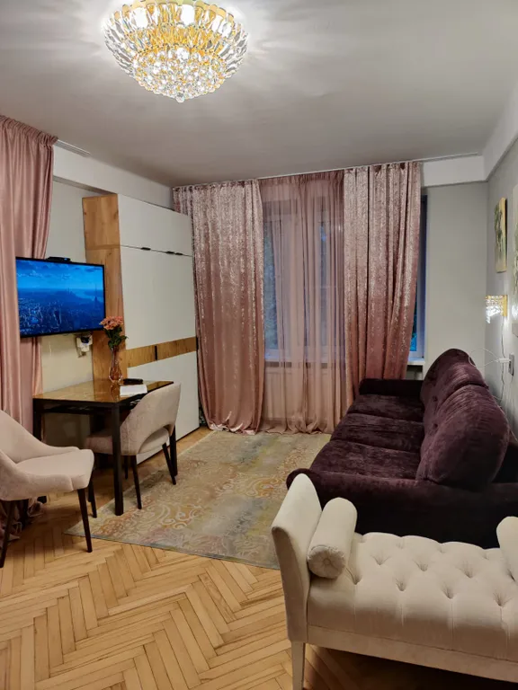 Арт квартира с 21 картиной, парком и бесплатным паркингом под окнами