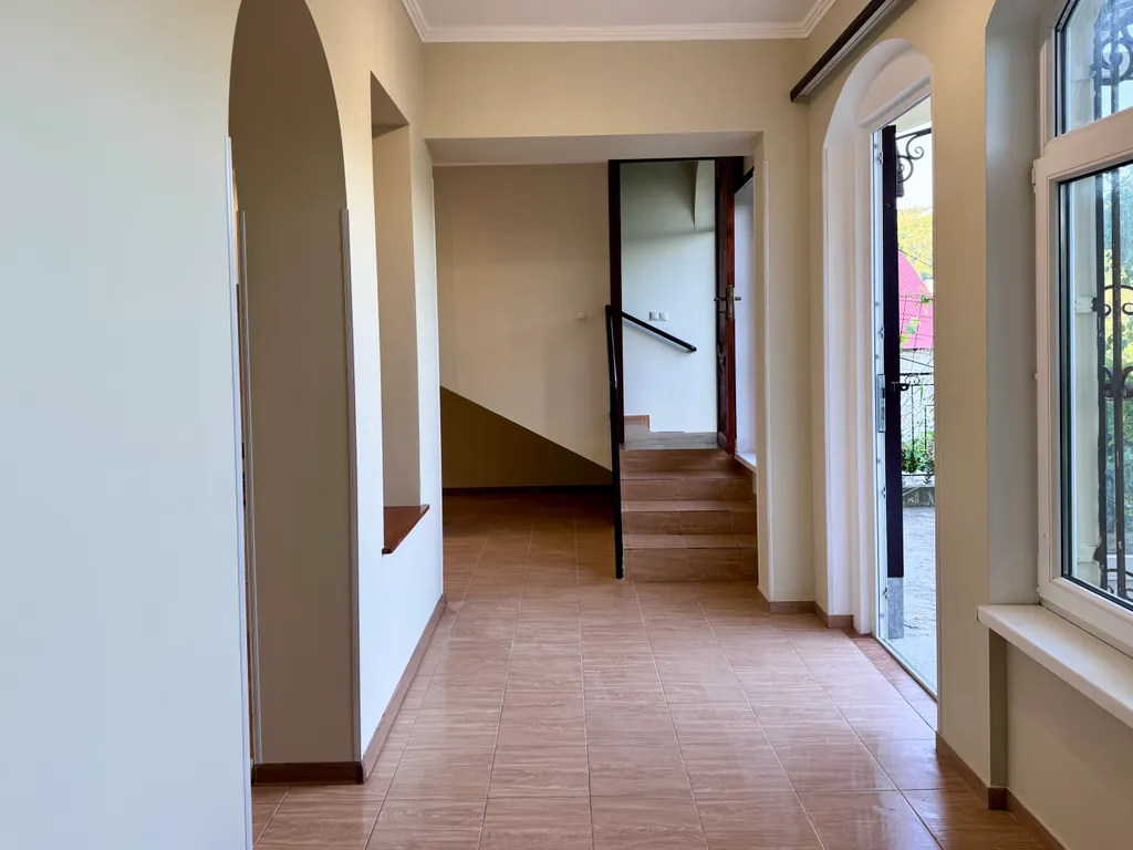 3-этажный дом с садом недалеко от моря