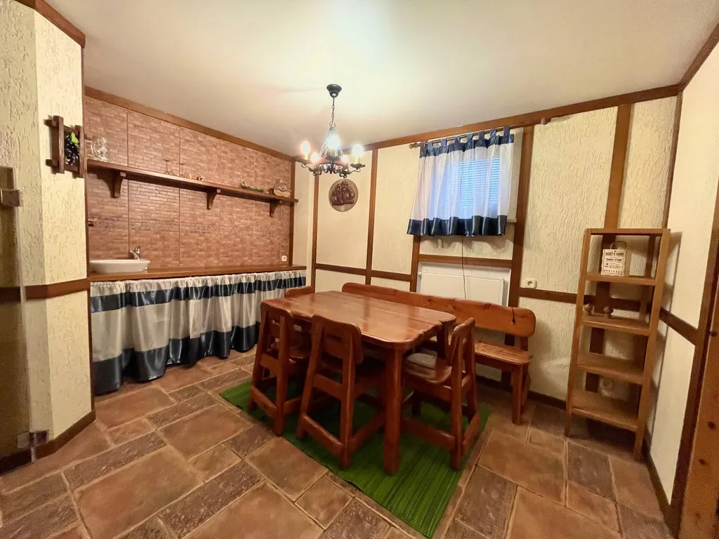 Котедж в классическом стиле с бассейном, сауной, бильярдом