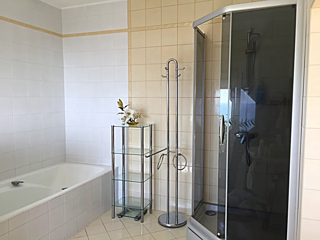 Бассейн. Живописный вид на море