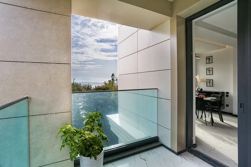 Стильная квартира "Черное&Белое" с видом на море