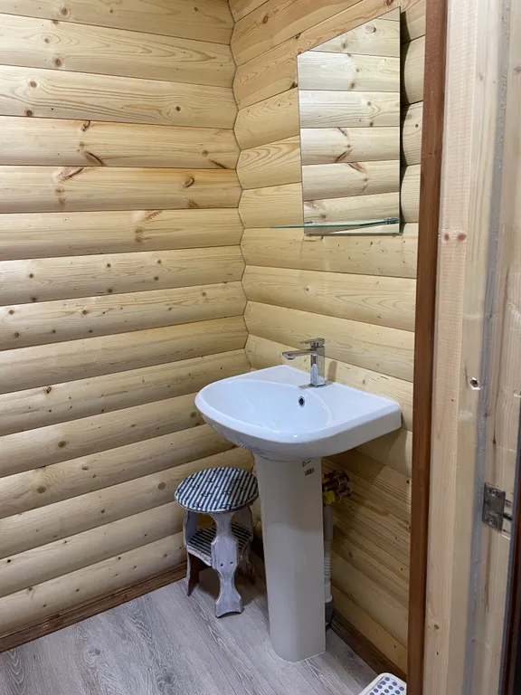 Дом рыбака с баней в самом живописном месте города, у реки и озера