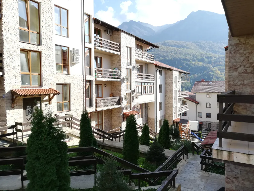 Студия с видом на горы и балконом