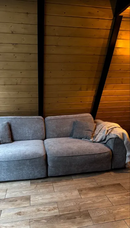 Хижина - треугольный дом в лесу