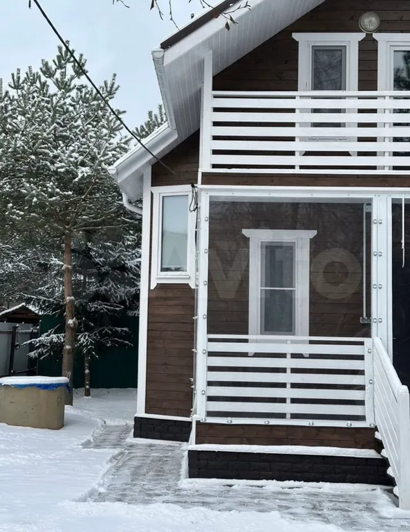 Дом в уединенном тихом месте рядом с лесом