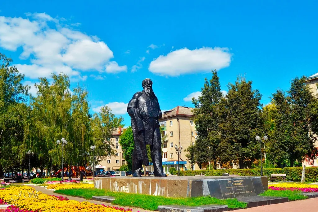 С Толстым у парка