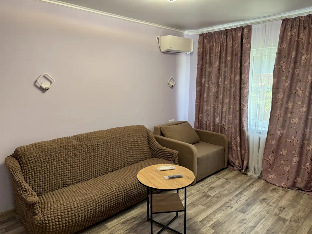 Четырёхкомнатный дом с двориком и мангалом – центр