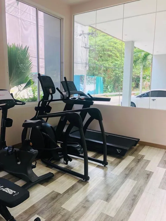 Уютная квартира у пляжа Карон с видовым бассейном на крыше