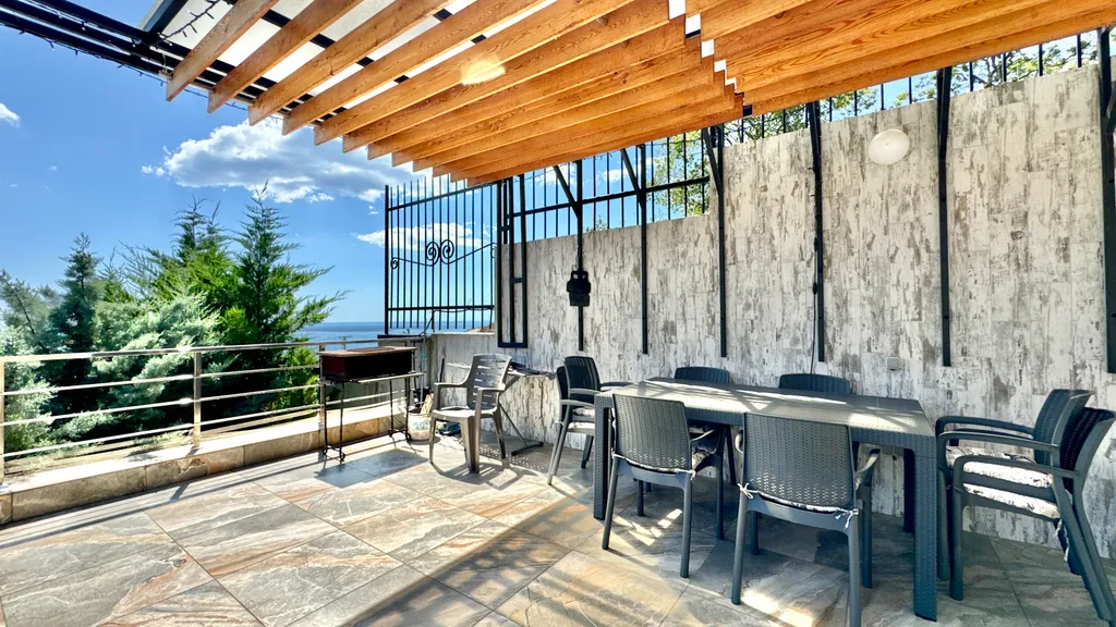 Дом с видом на горы и море