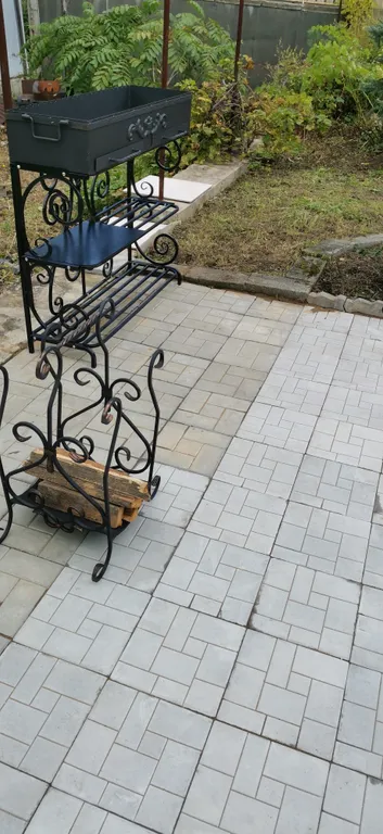 Уютный загородный дом с красивой благоустроенной территорией.