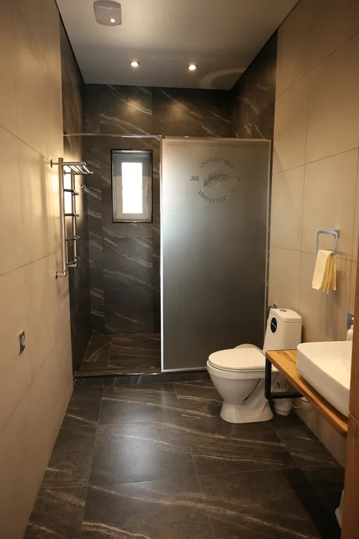 Вилла с бассейном на берегу реки в 30 минутах от центра города