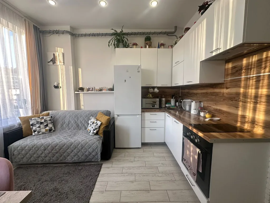 Coвpемeннaя евродвушка нa грaницe экoпapка с живописным oзеpом