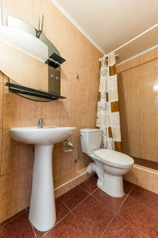 Четырёхместный номер стандарт с балконом, частичный вид на море