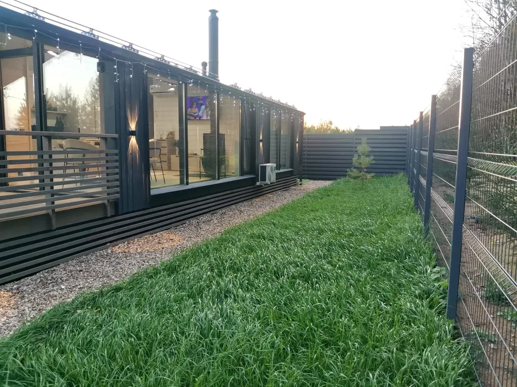 Панорамный дом в окружении леса на берегу водохранилища