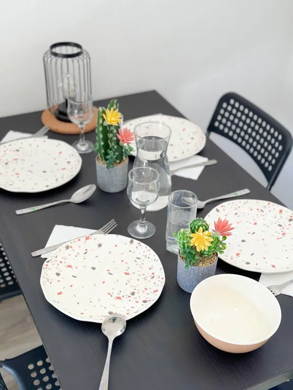 Уютная квартира напротив бассейна со своими лежаками, 7 спальных мест