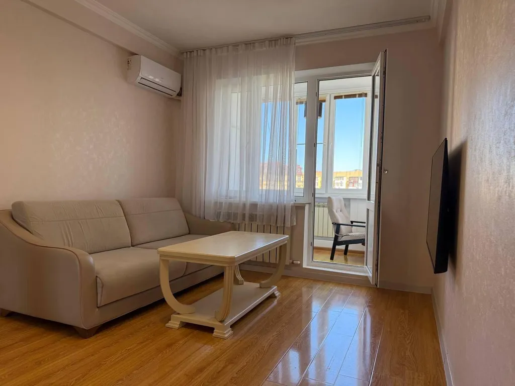 Светлая квартира с балконом и стильной гостиной