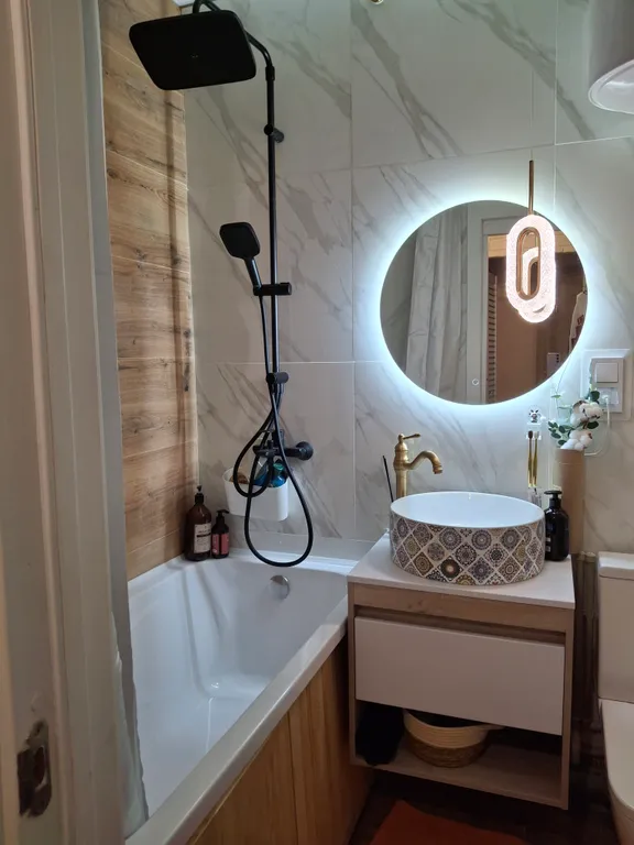 Квартира с подвесными креслами из ротанга на панорамной лоджии