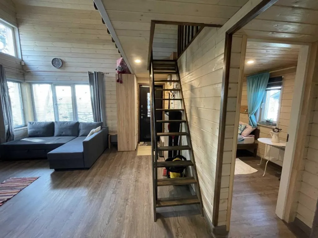 Финнский домик у скалы