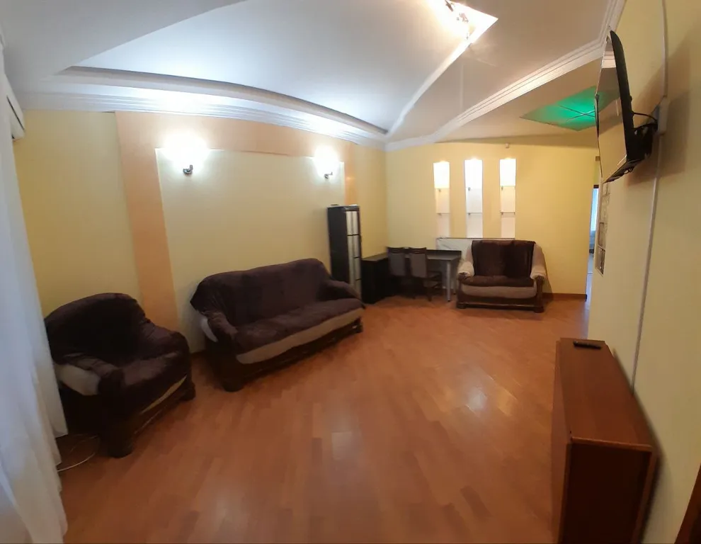 3-комнатная квартира в центре с высокими потолками — аренда посуточно в Мариуполь