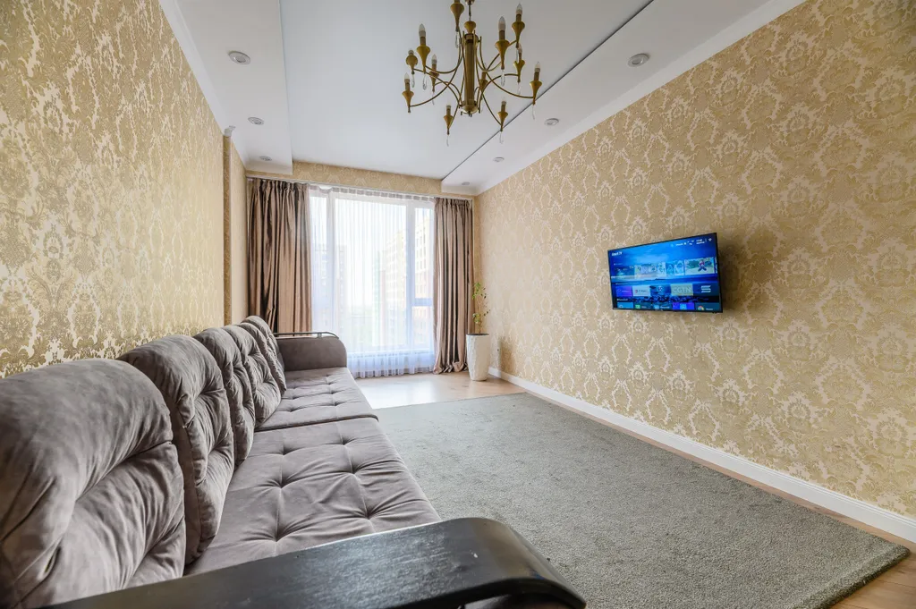 Трехкомнатная квартира с видом на горы в центре города