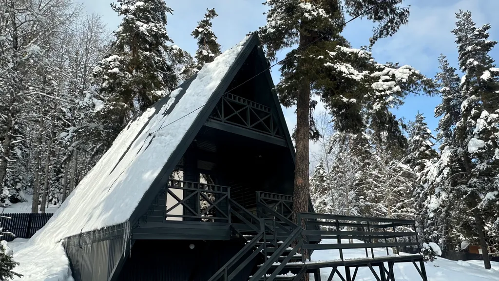 А-фрейм с видом на горы и лес