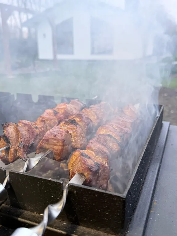 Уютный дом с панорамными окнами рядом с озером