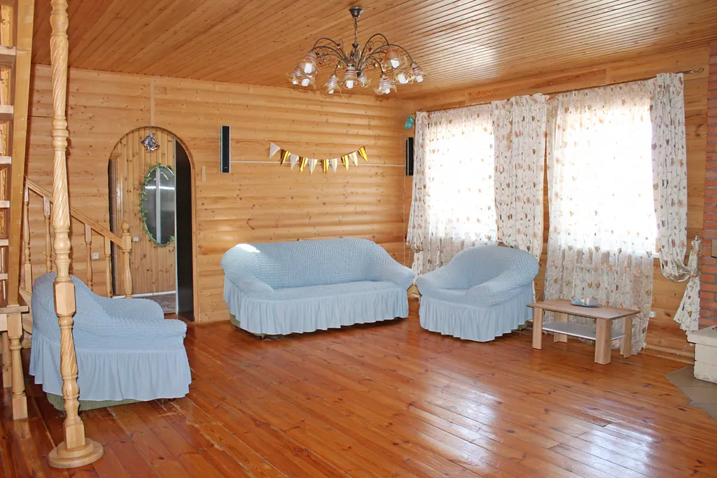 Двухэтажный дом за городом