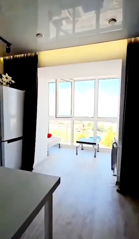 Уютная квартира с панорамными окнами и джакузи