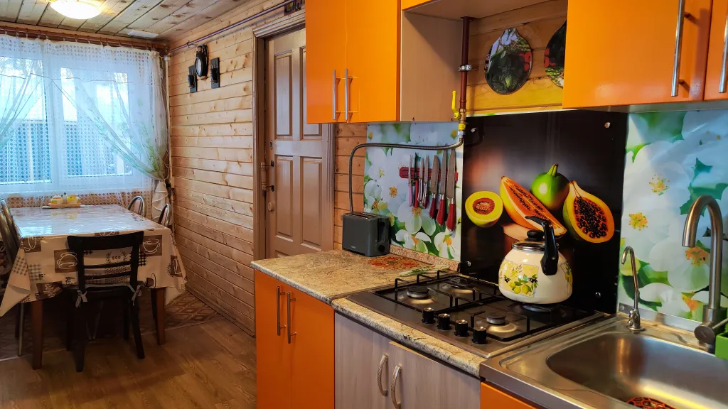 Коттедж Дом с баней, банным чаном, детской площадкой и батутом у озера в сбору — Ланино