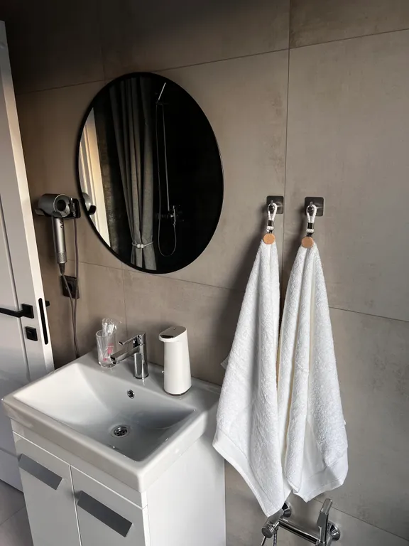 Теплый домик на берегу озера с баней и чаном