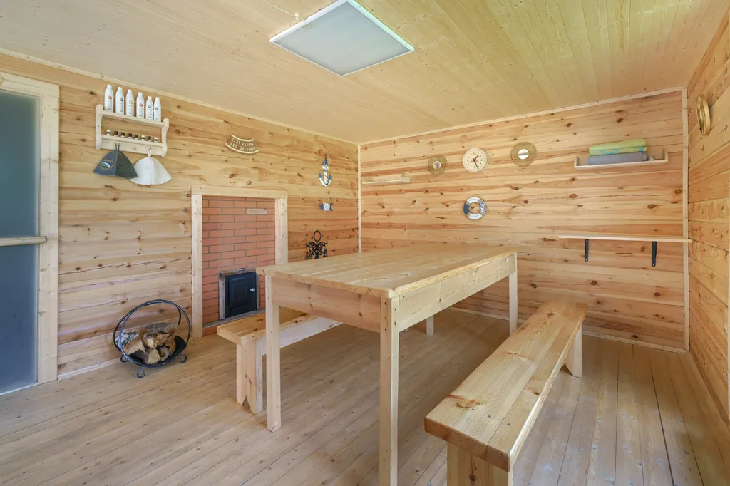 Новый загородный дом у реки с баней и бассейном