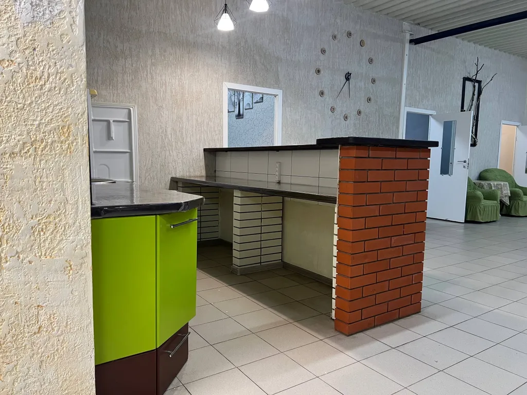 Уютное место отдыха для большой веселой компании с танцполом и баром