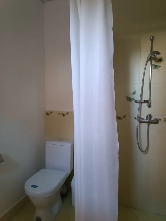 сдается коттедж 2  этажа.130 кв. м, с тремя отдельными комнатами