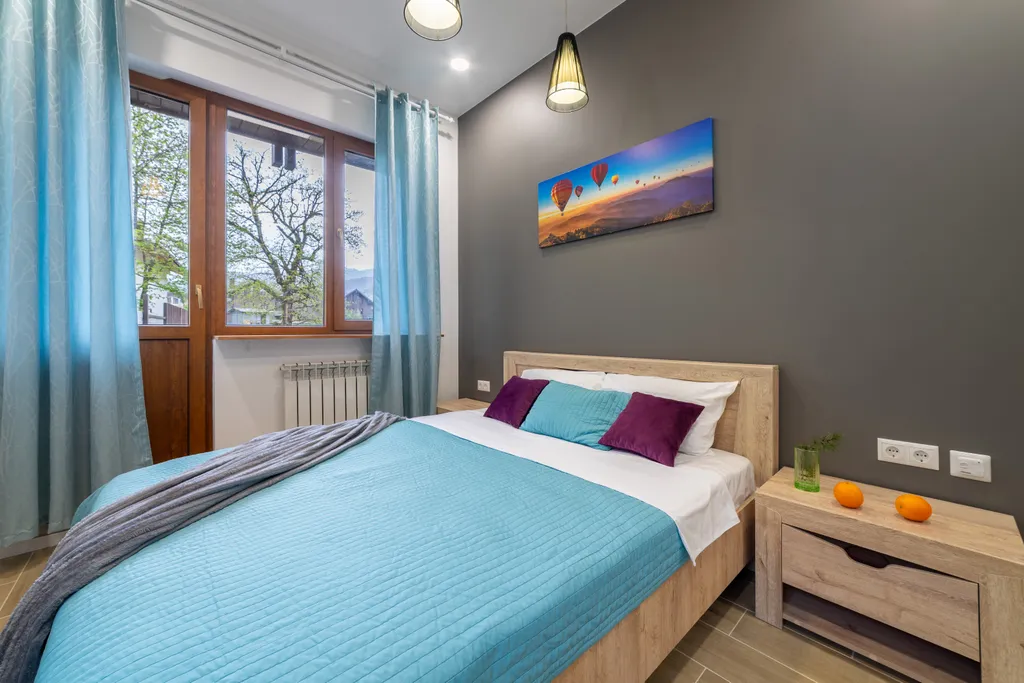 Светлая студия с 2 окнами и видом на горы