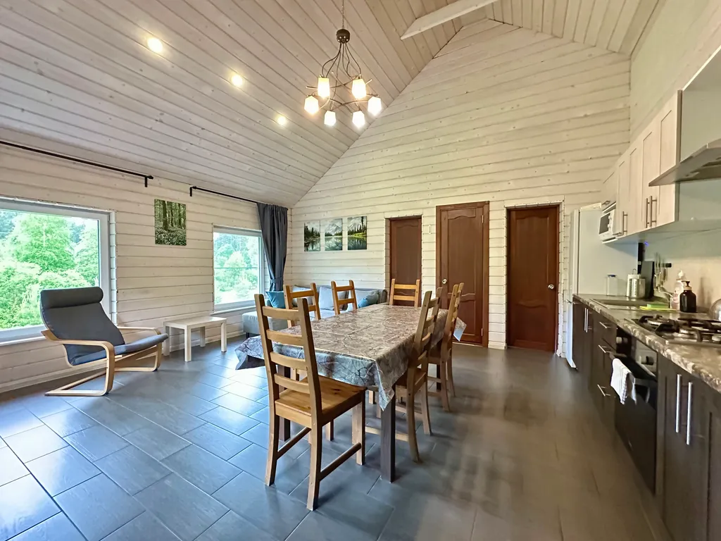 Коттедж с 3 спальнями, сауной, с видом на лес