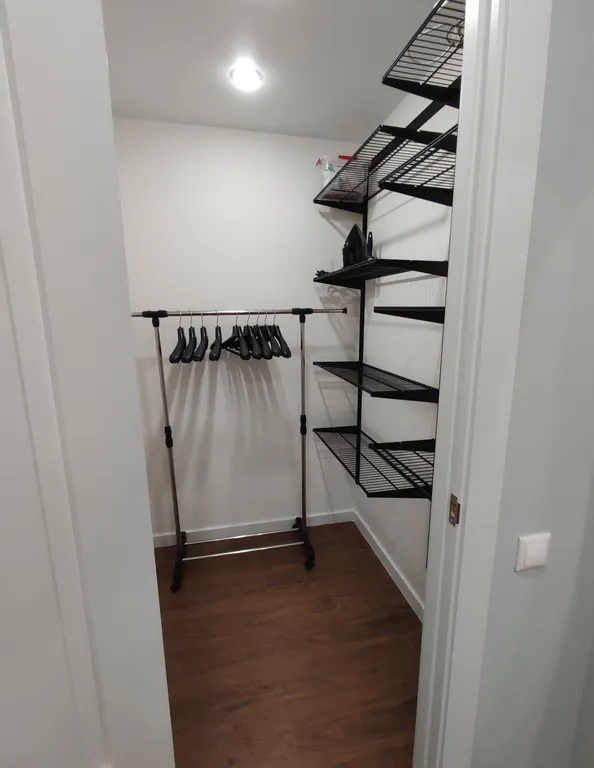 Стильная квартира с синей кухней