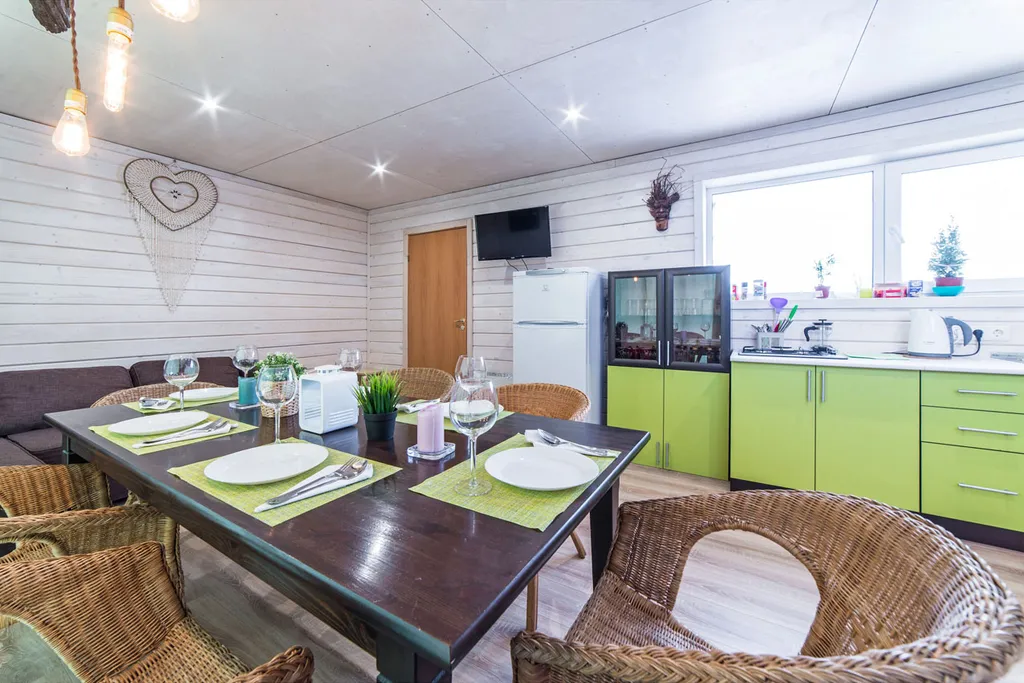 Дом с панорамными окнами на берегу озера на 6 чел с баней на територии