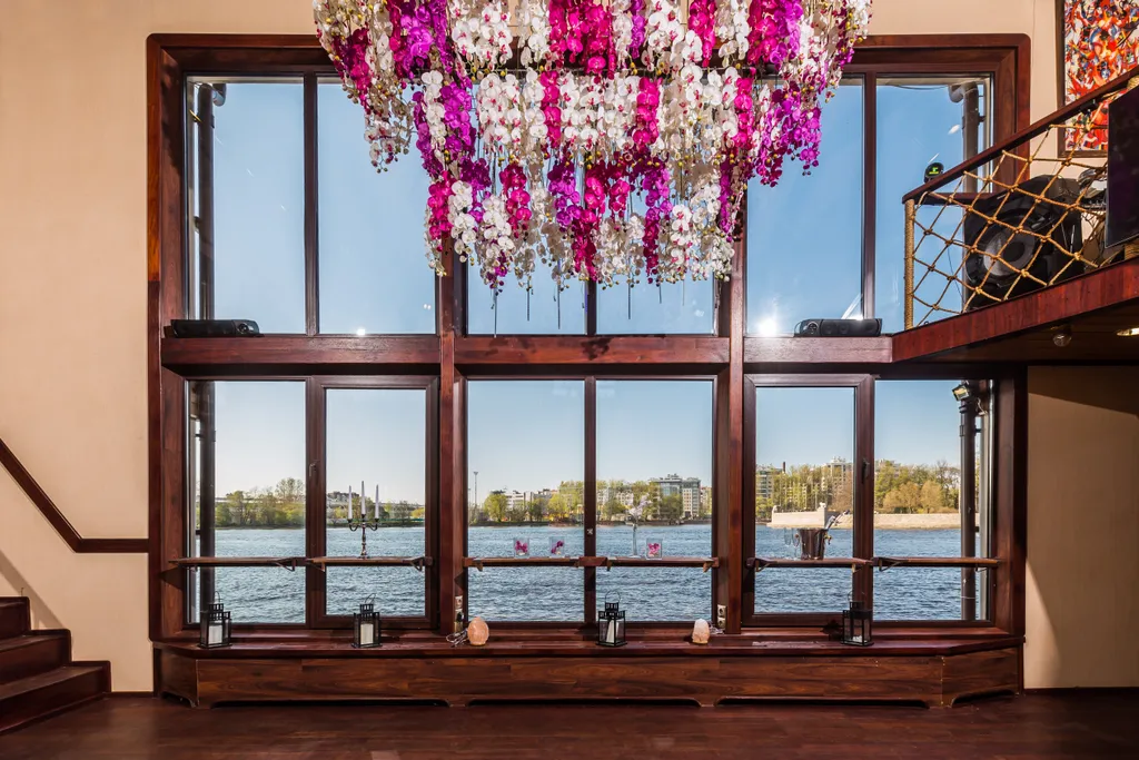 Дом на воде Nevo у берега Крестовского острова