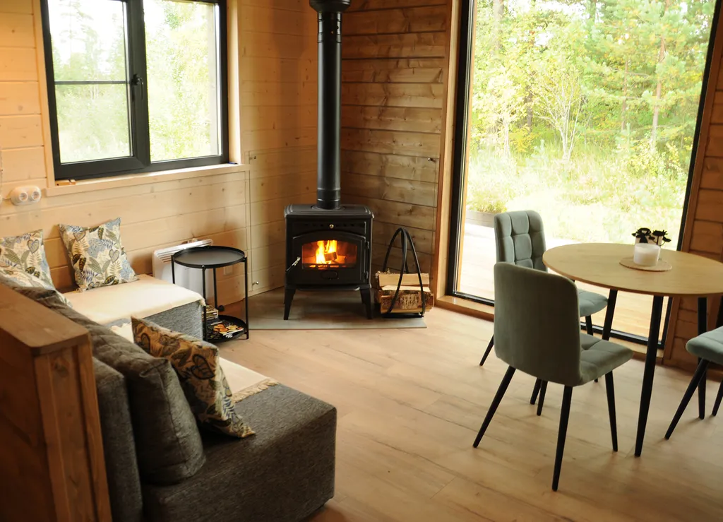 Уютный домик у леса с камином, панорамными окнами и купелью