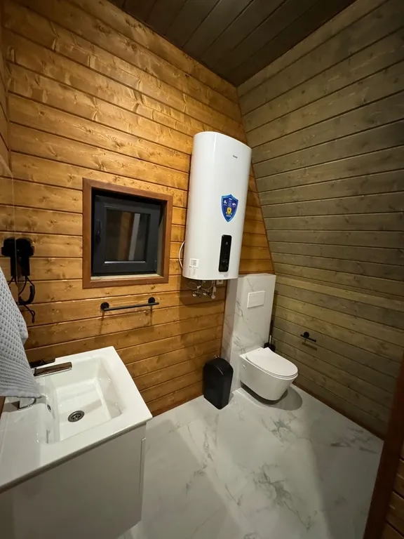 Коттедж в живописной части города с баней, мангалом и беседками