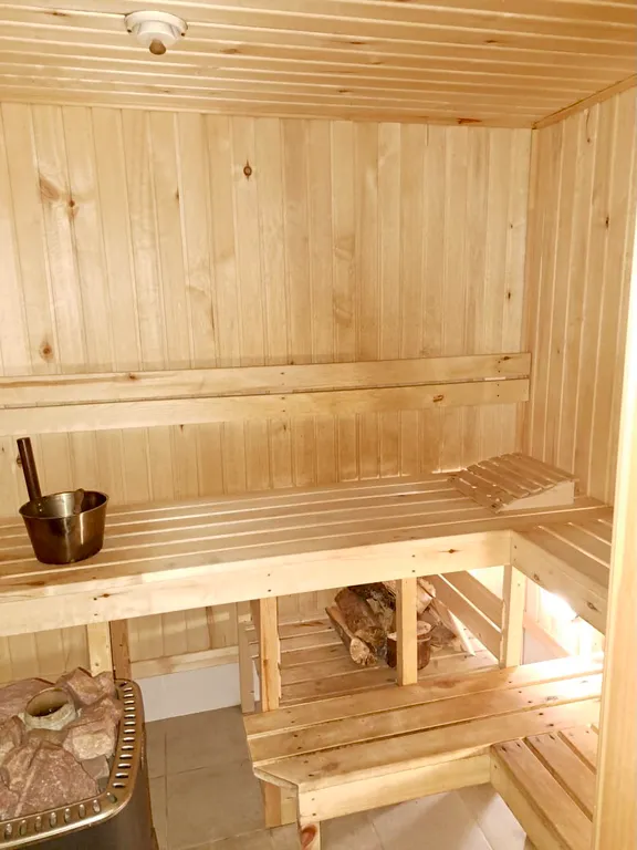 Домик цвета солнца