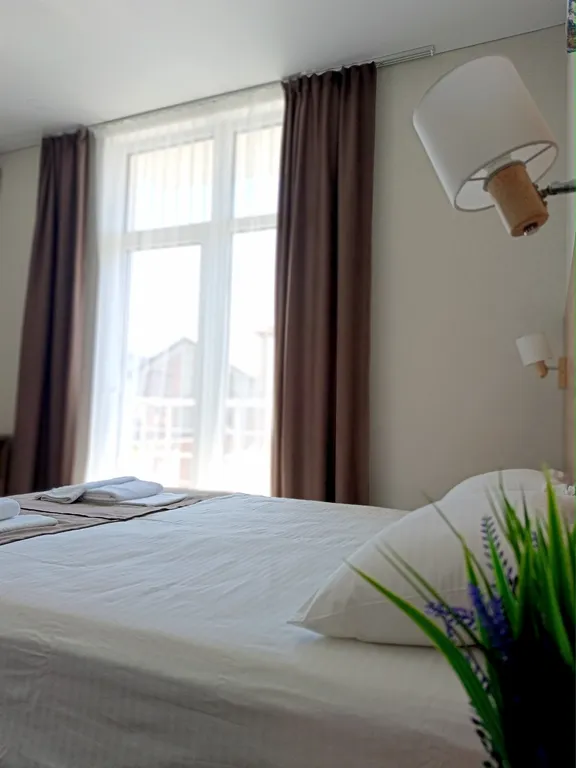 Трехместный номер с балконом с видом на улицу