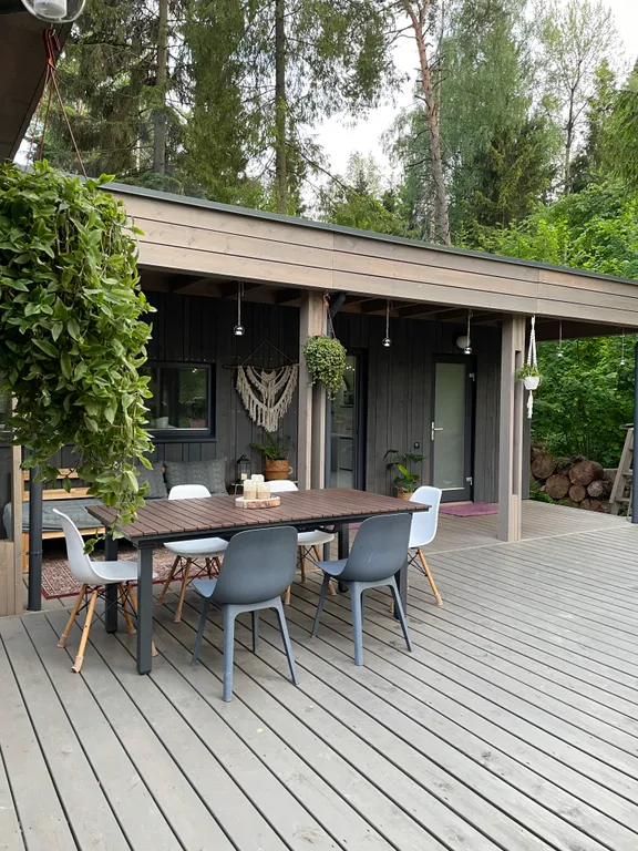 Уютный дом в тишине хвойного леса