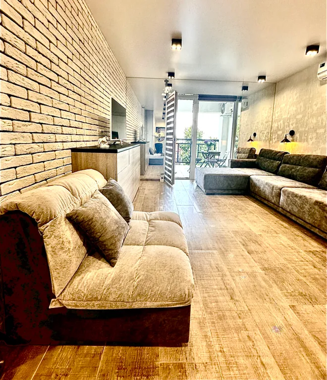 Студия с видом на море диваном и балконом